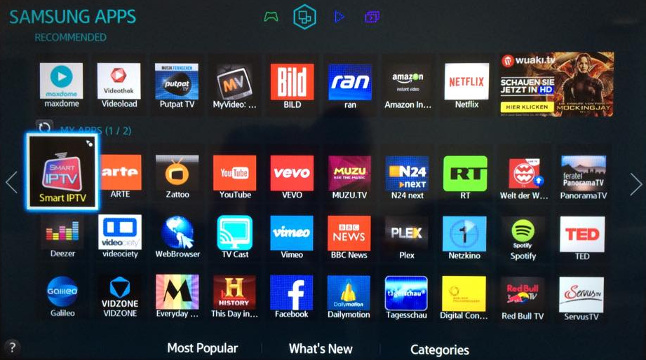 Na sua SmarTV, vá até a AppStore procure pelo aplicativo, conforme abaixo e instale.